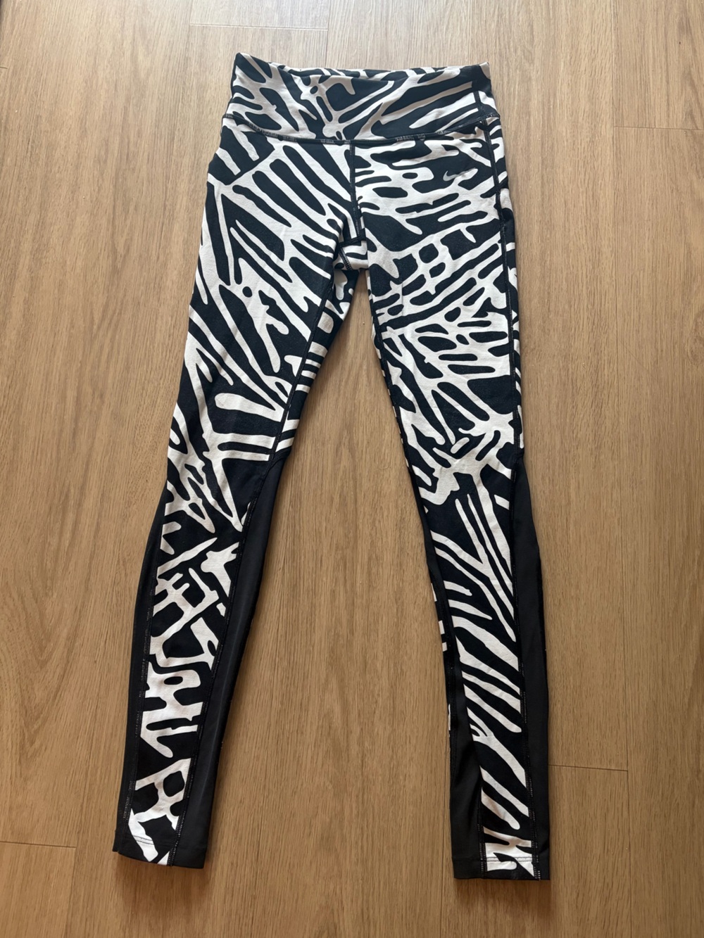 Nike Dri-FIT Small High-Waisted Black & White Zebra like Abstract Print Leggings
